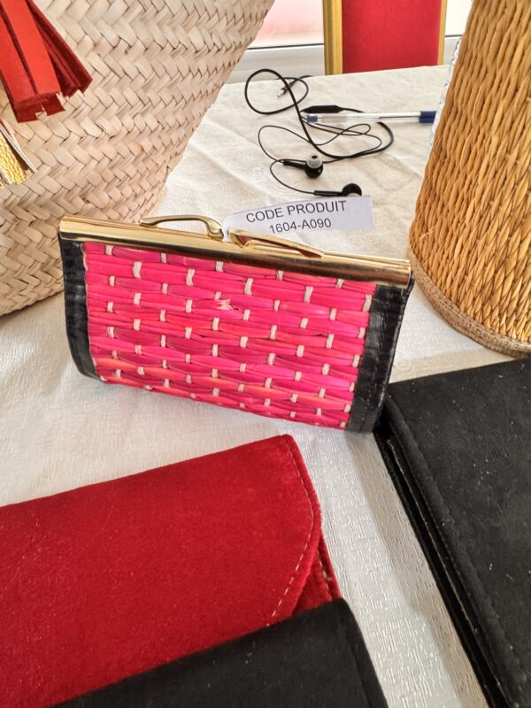 Rigid pouch in bright pink leather and raffia.