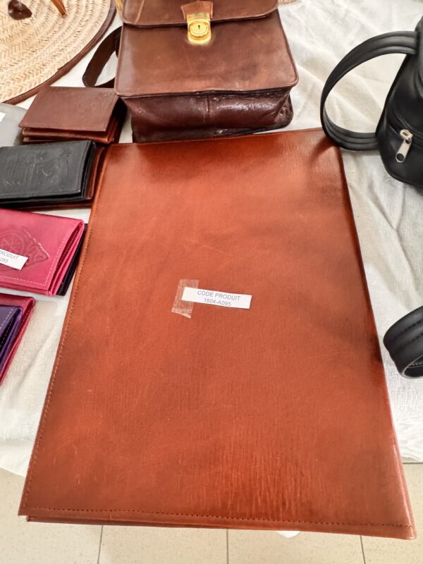 Simple briefcase in plain cognac leather.