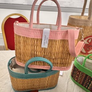 Handbag in soft pink and natural fiber, ideal for summer.
