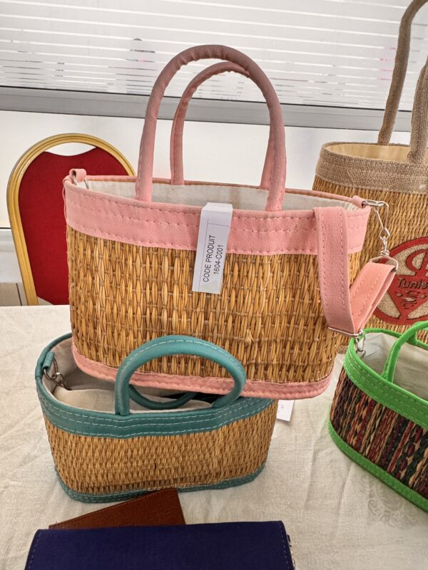 Handbag in soft pink and natural fiber, ideal for summer.