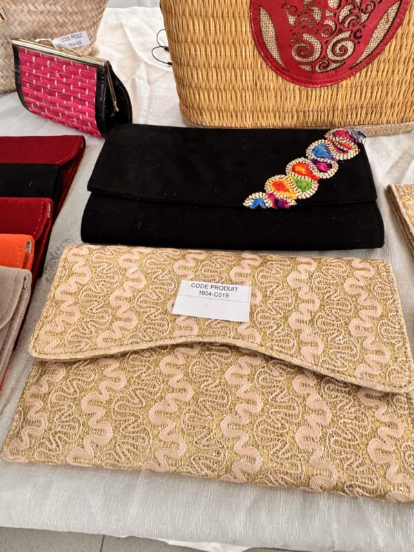 Gold clutch with a refined style