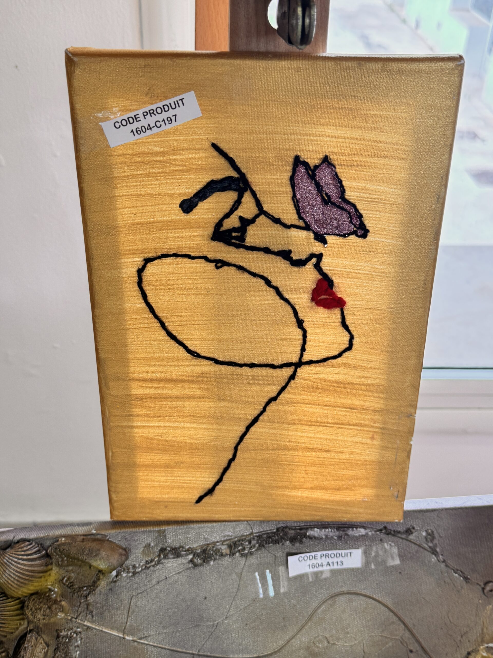 Image brodée d'une femme papillon