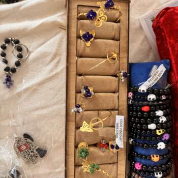 Assortiment de bagues et bracelets fantaisie