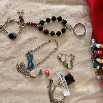 Bracelet fantaisie en perles noires et pierres