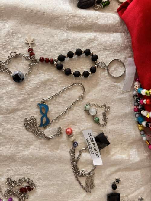 Bracelet fantaisie en perles noires et pierres
