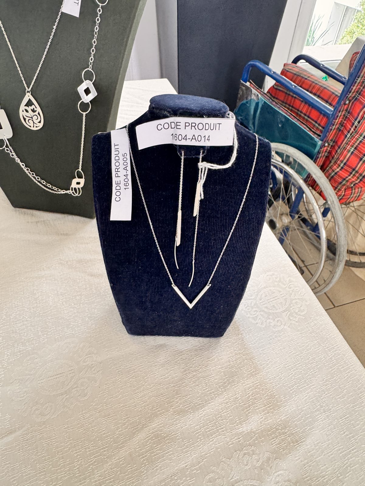 Sautoir en argent à pendentif ajouré et motifs carrés