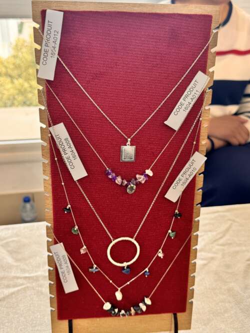 Collier trois rangs en argent orné de pierres