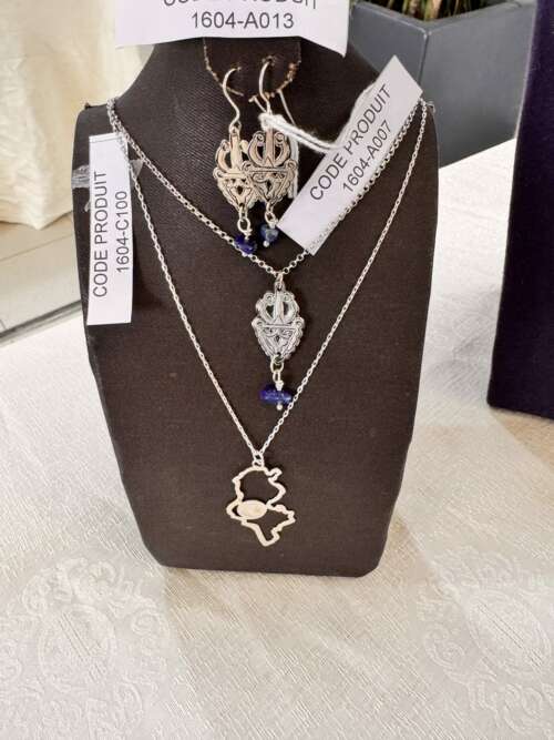 Collier en argent à pendentif oriental et boucles assorties