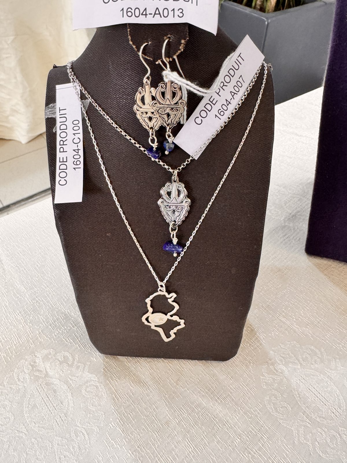 Collier en argent à pendentif oriental et boucles assorties