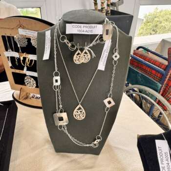 Sautoir en argent à motifs carrés ajourés