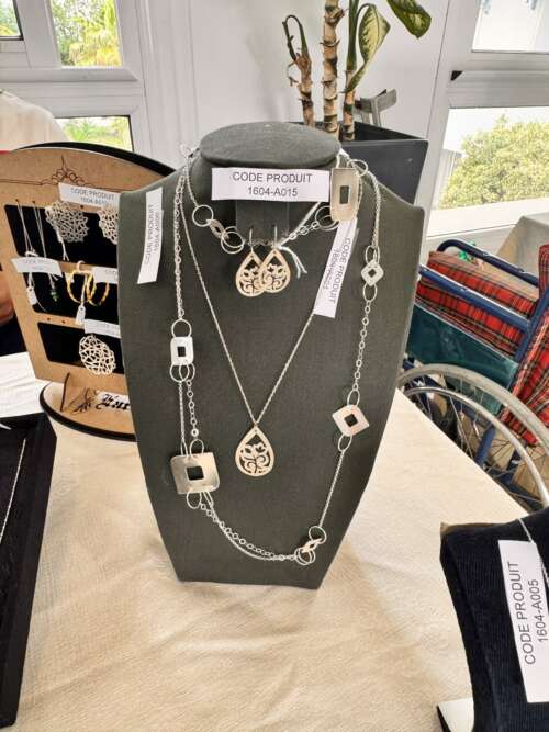 Sautoir en argent à motifs carrés ajourés