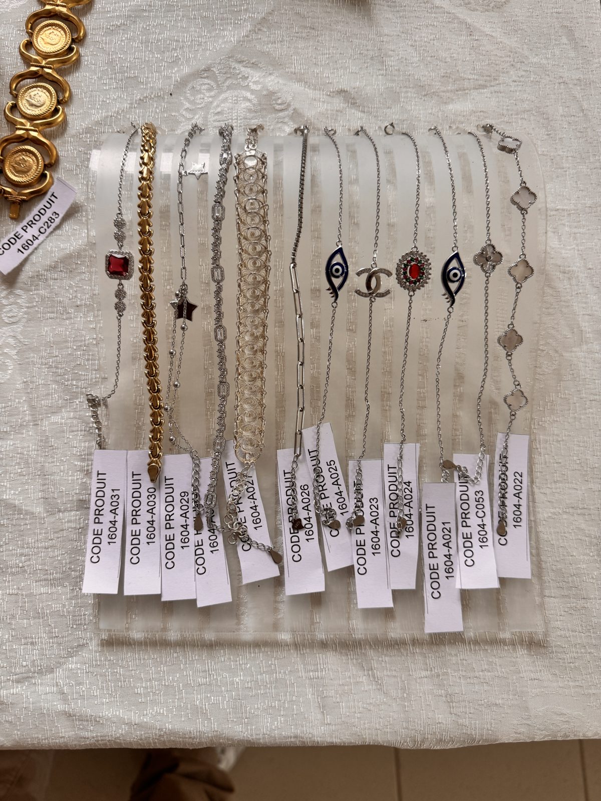 Bracelet en argent à chaîne fine et perle rouge