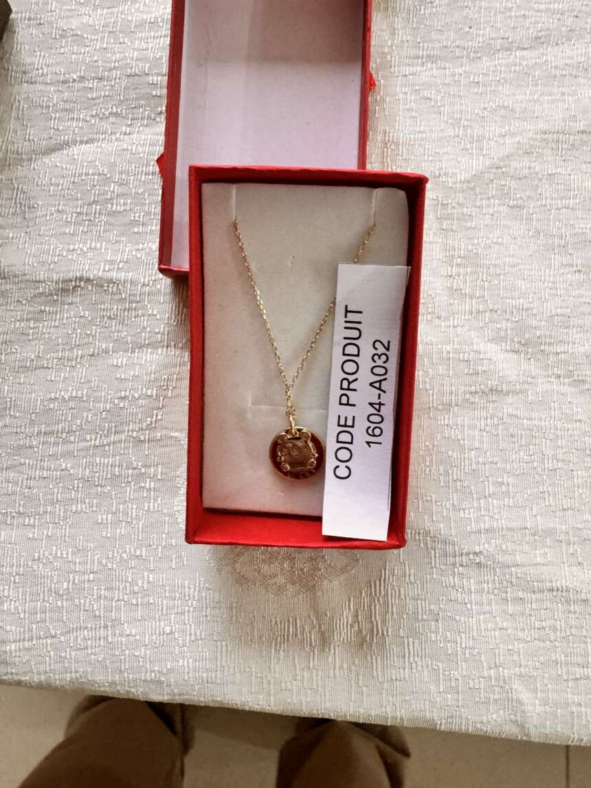 Collier à pendentif rond doré