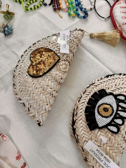 Pochette en fibre de palmier brodée