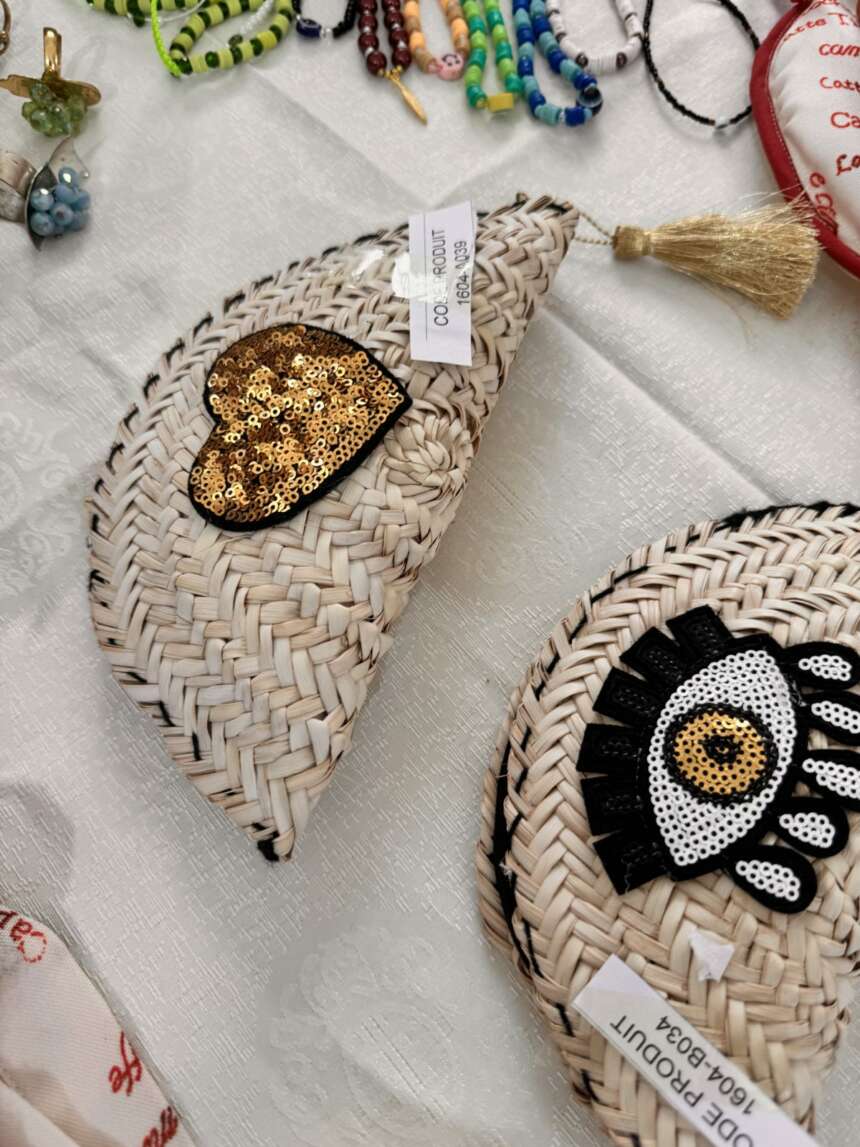 Pochette en fibre de palmier brodée