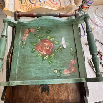 Plateau en bois peint à motif floral