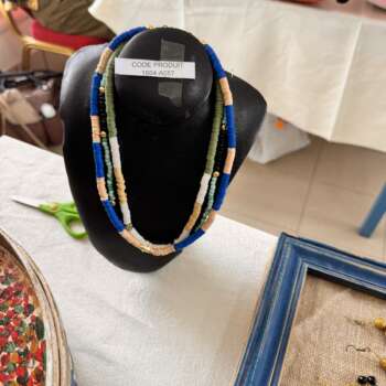 Collier de perles bleu et beige