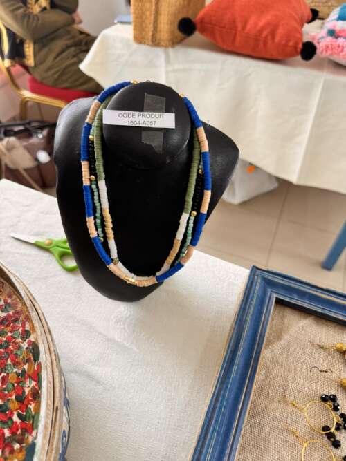 Collier de perles bleu et beige