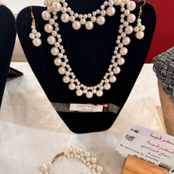 Parure en perles nacrées