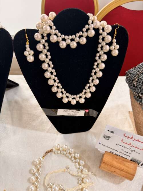 Parure en perles nacrées