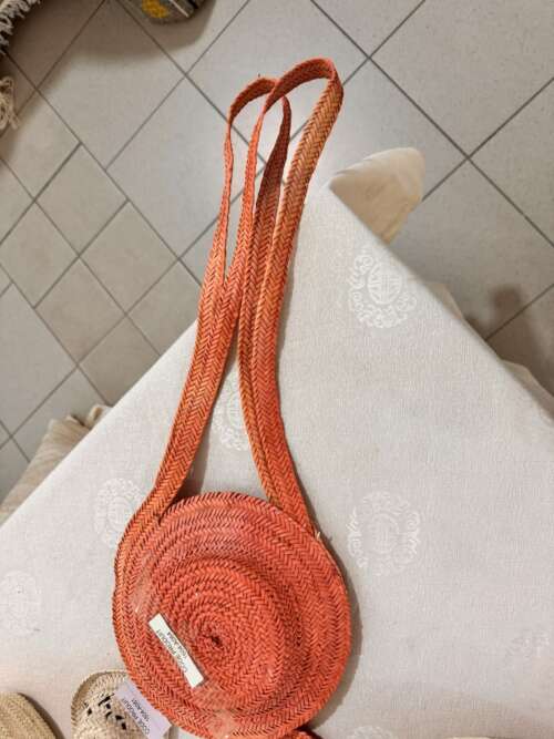 Sac rond bandoulière en raphia