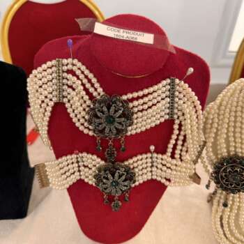 Collier plastron de perles à médaillons