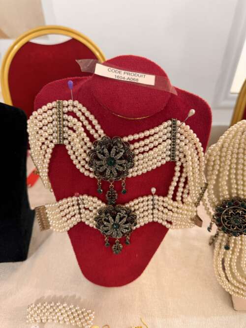 Collier plastron de perles à médaillons
