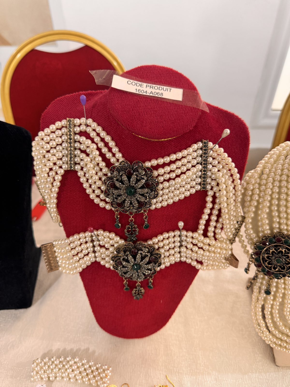 Collier plastron de perles à médaillons