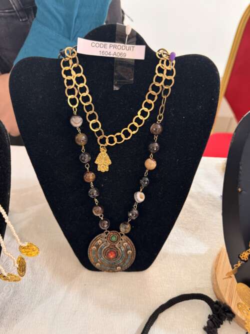 Collier chaîne dorée à médaillon