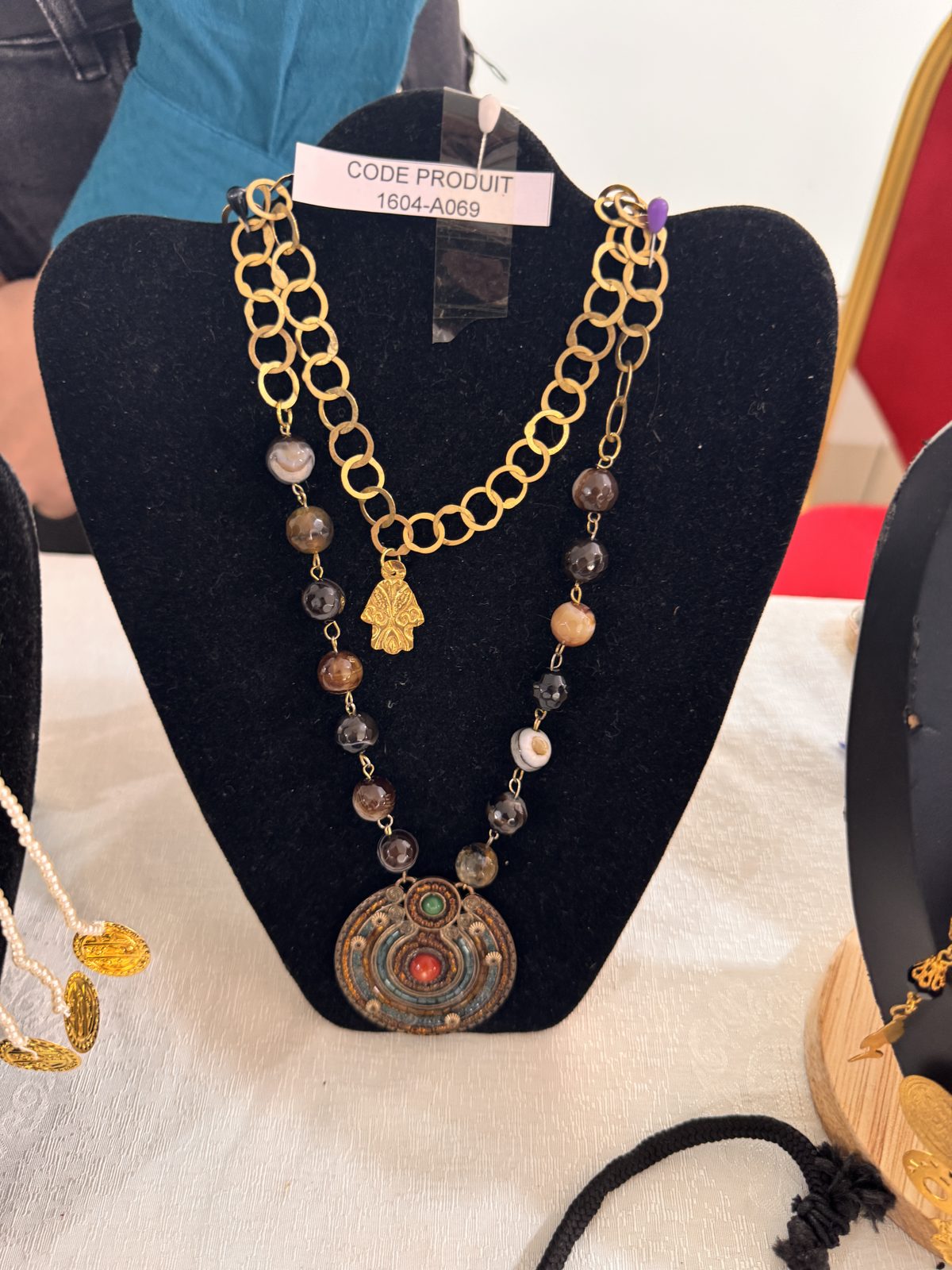 Collier chaîne dorée à médaillon