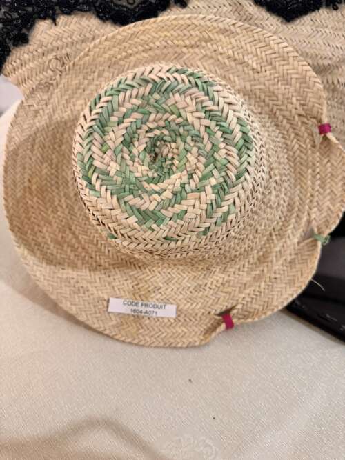 Chapeau en palmier à spirale verte