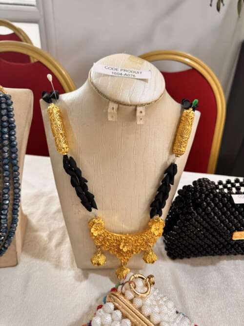 Parure collier doré et perles