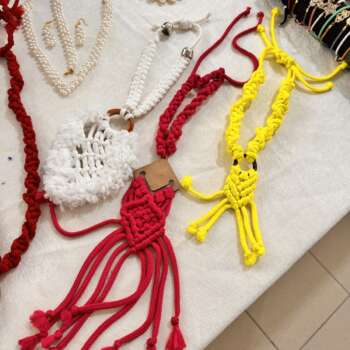 Collier plastron en macramé à franges