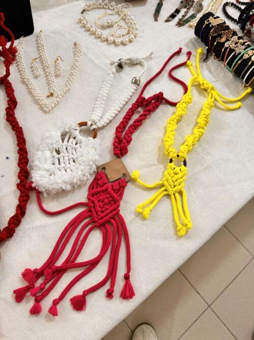 Collier plastron en macramé à franges