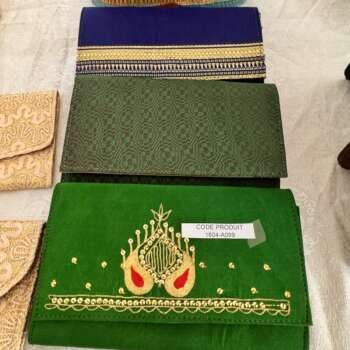 Pochette brodée verte