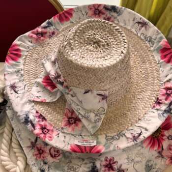 Chapeau de paille à bord fleuri
