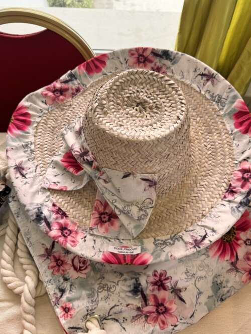 Chapeau de paille à bord fleuri