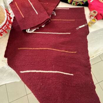 Tapis tissé bordeaux