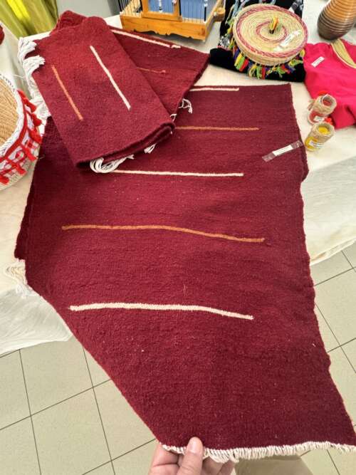 Tapis tissé bordeaux