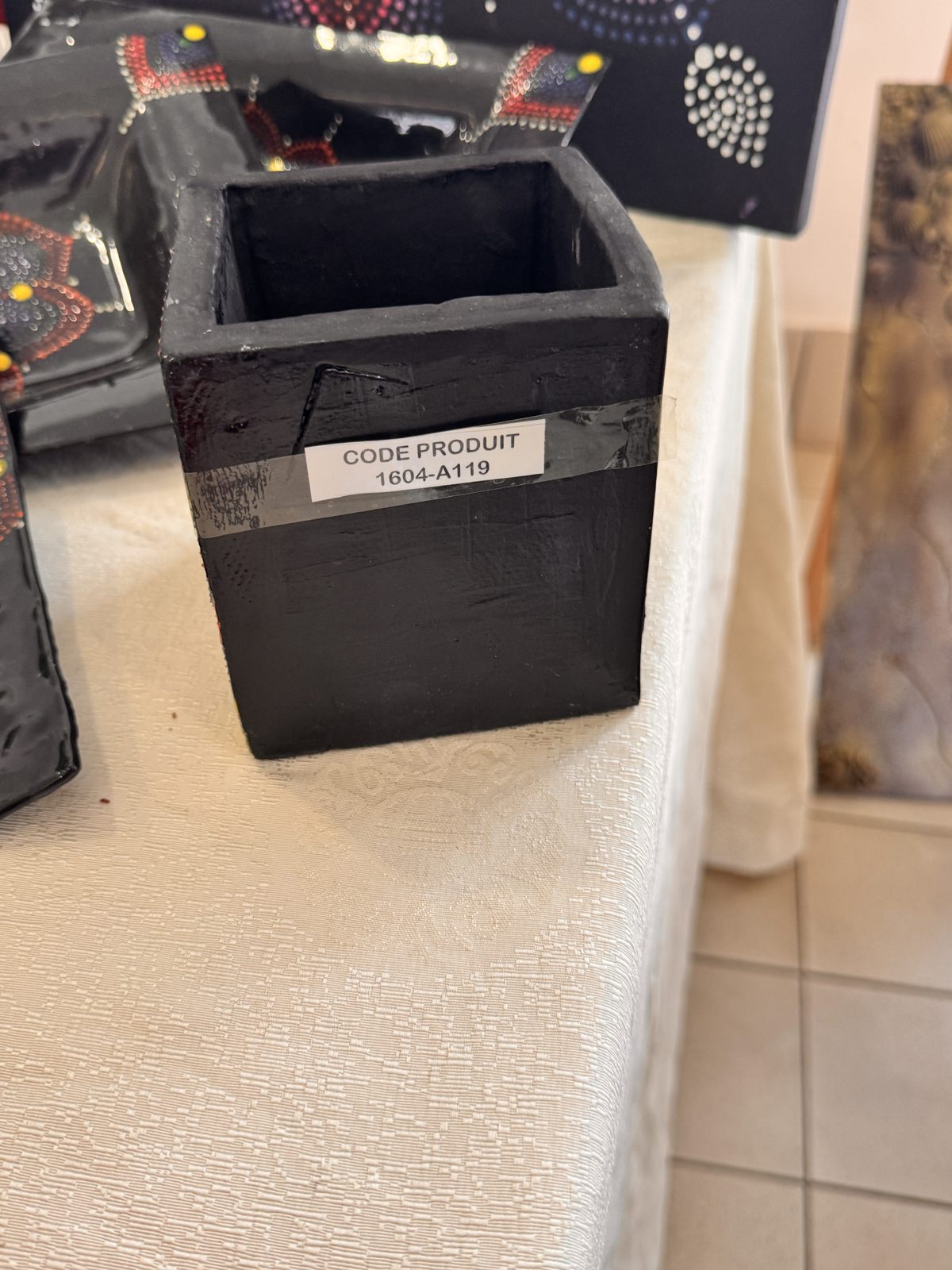 Cache-pot carré peint noir à pois