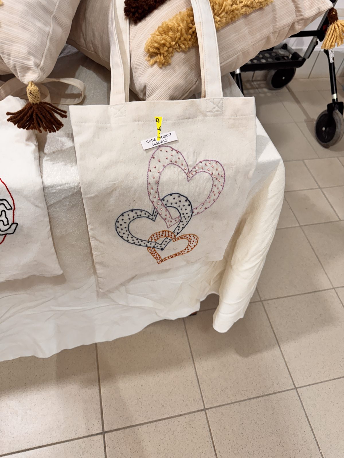 Sac cabas en toile brodé « Cœurs »