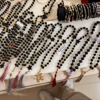 Sautoir en perles noires et pampilles