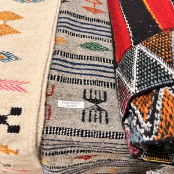 Tapis kilim à bandes colorées
