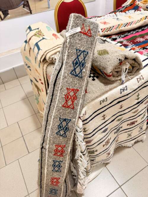 Tapis tissé à symboles berbères