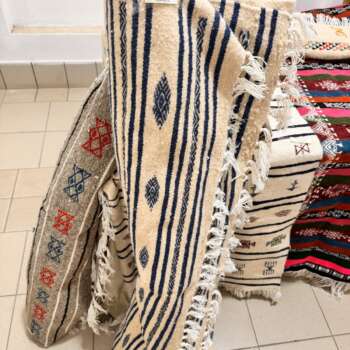 Tapis tissé écru à motifs bleus