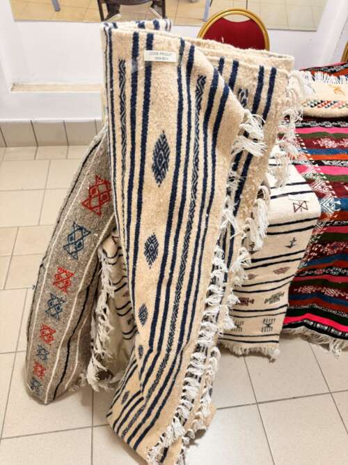 Tapis tissé écru à motifs bleus