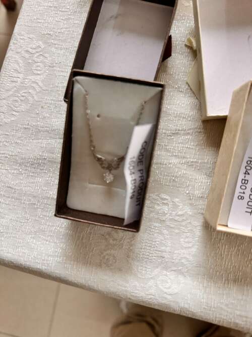 Collier argenté à pendentif