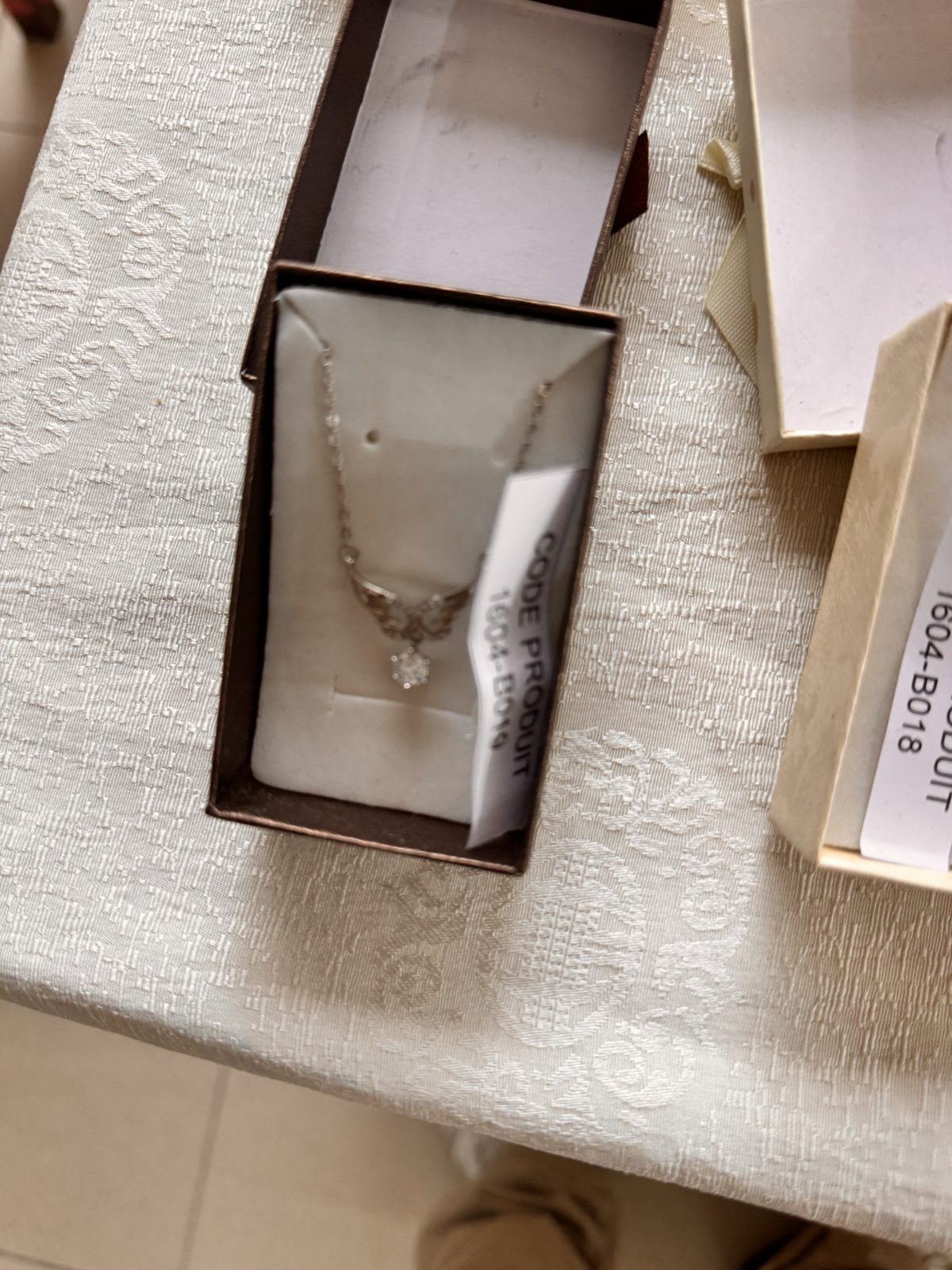 Collier argenté à pendentif