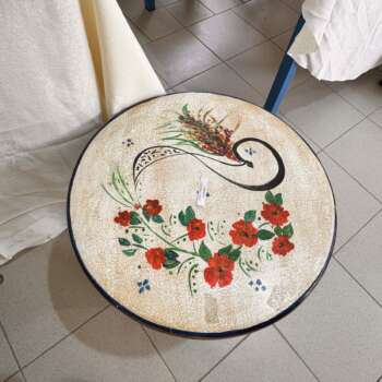 Plateau rond peint à motif floral