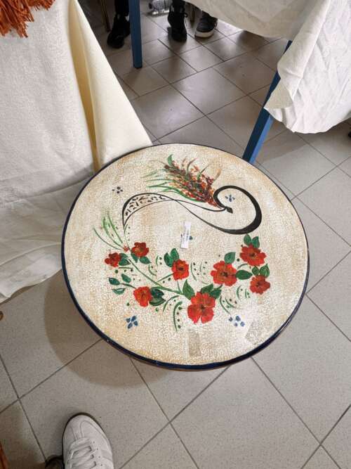 Plateau rond peint à motif floral